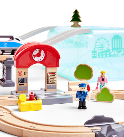 Hape Racebaan speelgoed met kleurrijke raceauto's en een houten racebaan voor kinderen, geschikt voor speelgoed en games.