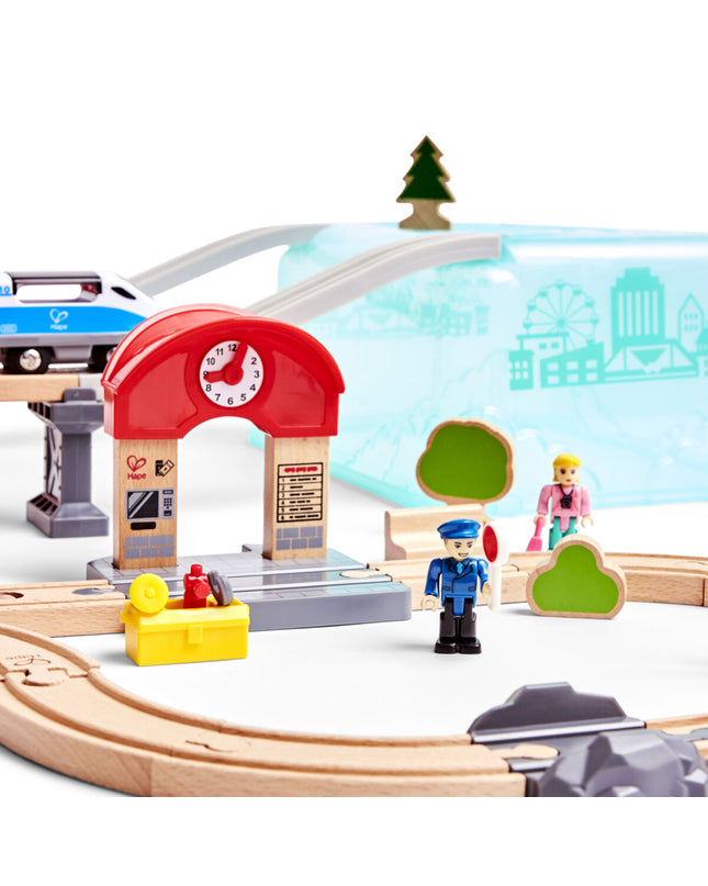 Hape Racebaan speelgoed met kleurrijke raceauto's en een houten racebaan voor kinderen, geschikt voor speelgoed en games.