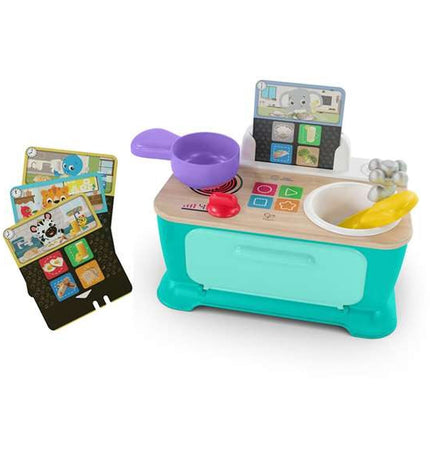 Hape speelgoedkeuken with colorful play utensils and accessories for imaginative cooking pretend play.