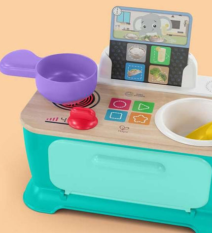 Hape speelgoedkeuken with realistic stove, sink, and utensils for imaginative play in a child's toy kitchen set.