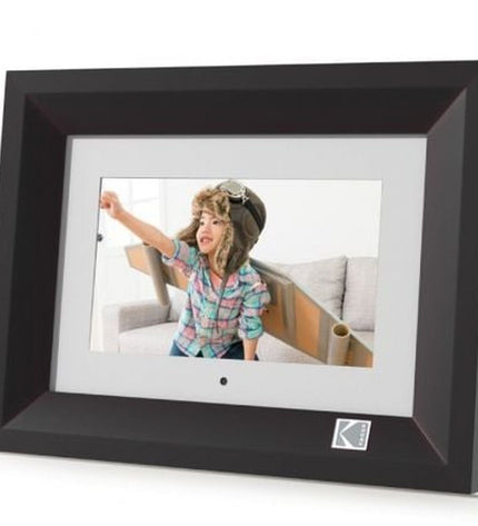 Kodak RDPF700B digital photo frame with 8GB Wi-Fi, 7-inch screen displaying a slideshow of family photos.