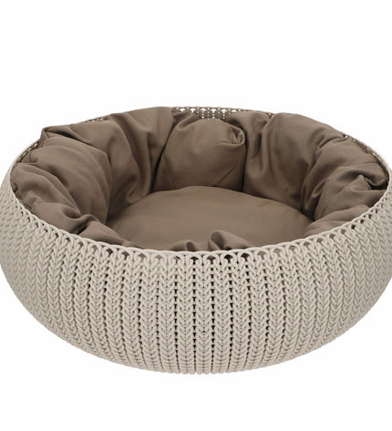 Curver Hut Zand cat shelter with woven design, featuring a small entrance and cozy interior for feline comfort.