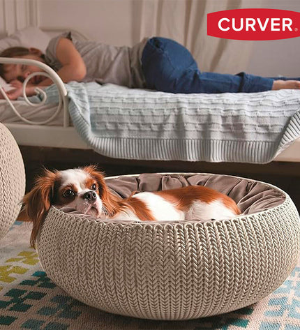Curver Hut Zand cat house made of durable plastic, featuring a cozy entrance and ventilation for feline comfort.