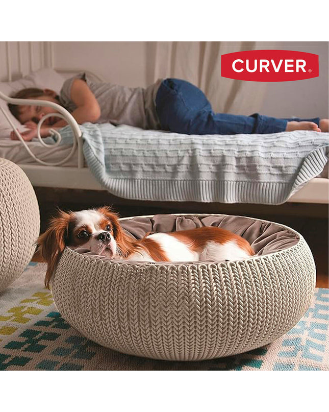 Curver Hut Zand cat house made of durable plastic, featuring a cozy entrance and ventilation for feline comfort.