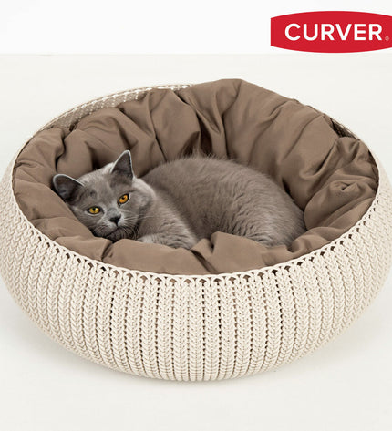 Curver Hut Zand cat house made of durable plastic, featuring a cozy entrance and ventilation for feline comfort.