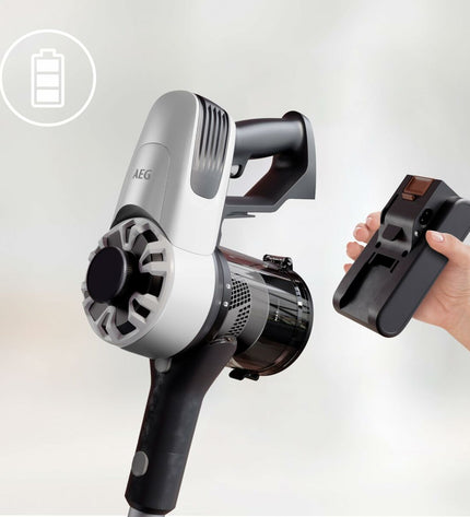 AEG Steelstofzuiger AP31CB18IW for home cleaning, showing a sleek white vacuum cleaner with a flexible hose and cleaning attachments.
