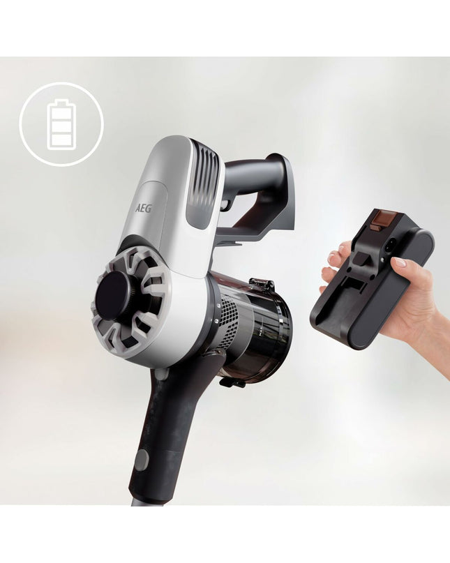 AEG Steelstofzuiger AP31CB18IW for home cleaning, showing a sleek white vacuum cleaner with a flexible hose and cleaning attachments.