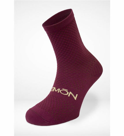 Hemon Fedaia Scharlakenrood sports socks for cycling and outdoor activities, featuring vibrant red color and comfortable fit.