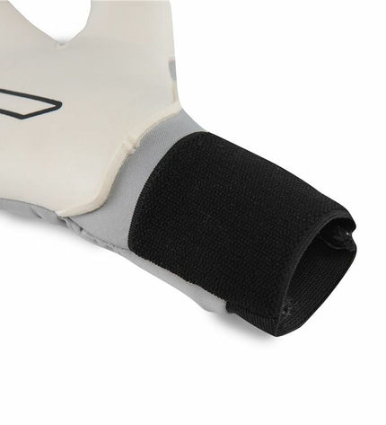Rinat Xtreme Guard Zhero semi-grijs goalkeeper gloves for adults, designed for football and outdoor sports.
