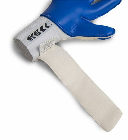 Rinat Keeperhandschoenen in wit for adults, designed for soccer goalkeeping, with padded palms and secure wrist straps.