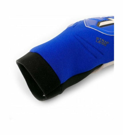 Rinat Keeperhandschoenen Nkam Training Infantil in blue, designed for youth football goalkeepers, with padded palms and adjustable wrist straps.
