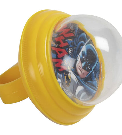 Batman Kinderfietsbel Batman CZ10965 Geel, sport en outdoor bike bell with Batman design, mounted on a yellow children's bicycle.