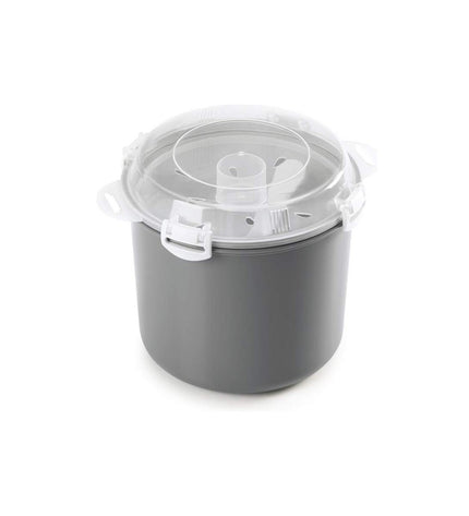 Metaltex 2.2L stainless steel steamer cooker for home cooking, with layered design and ergonomic handles.