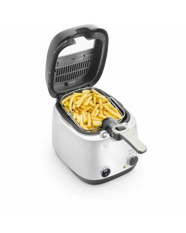DeLonghi frituurmachine for home cooking, compact electric appliance with a stainless steel basket and digital controls.