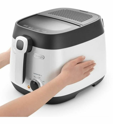 DeLonghi frituurmachine for home cooking, compact electric appliance with stainless steel finish and control panel.