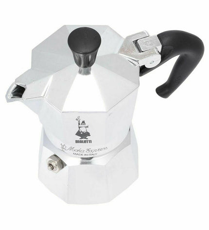 Bialetti Italiaanse koffiepot zilverkleurig 60 ml voor huis en koken, geschikt voor koffie en thee bereiden, close-up of side view