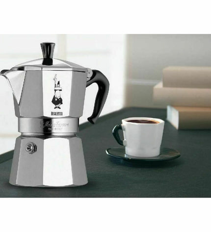 Bialetti Italiaanse koffiepot, zilverkleurig aluminium, 12 kopjes, for brewing espresso-style coffee in the kitchen.