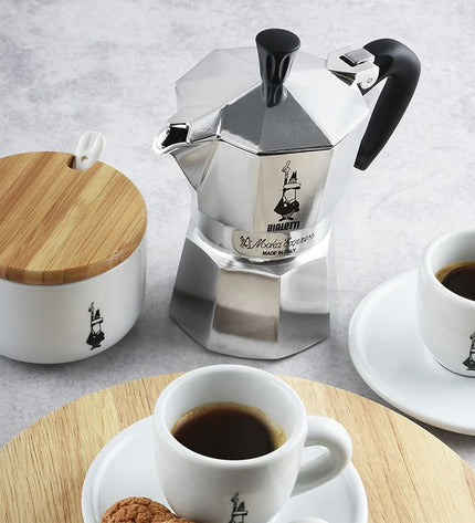 Bialetti Italiaanse koffiemolen in zilverkleur, huis en koken, koffie en thee, close-up of the shiny stovetop moka pot