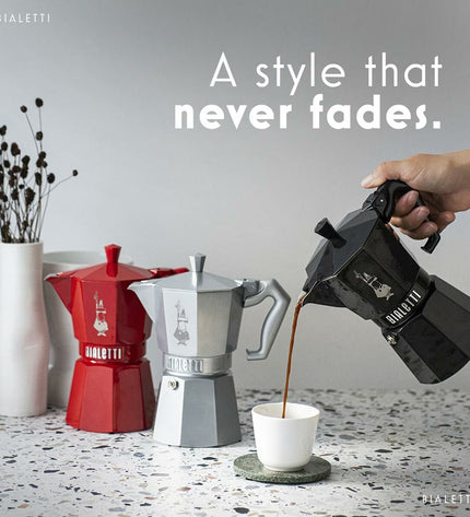 Bialetti Moka Express zwarte aluminium koffiepot voor 6 kopjes, ideaal voor Italiaanse koffiezetten in huis.