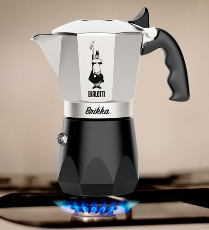 Bialetti Brikka Italiaanse koffiepot in aluminium with four cups, suitable for brewing rich espresso-style coffee at home