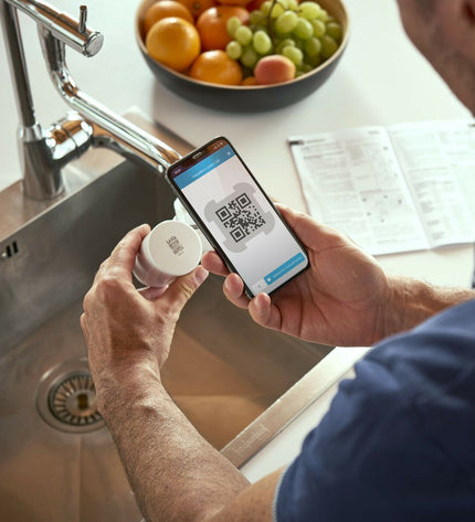 LAICA FR01A01 Hidrosmart Venezia kitchen faucet filter installed on a tap for clean drinking water.