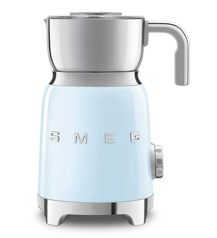 Smeg MFF11PBEU blue milk frother in a retro design, 500W small kitchen appliance for making frothy milk.