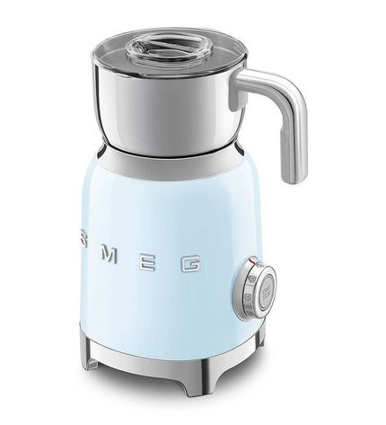 Smeg MFF11PBEU blue milk frother in retro style with 500W power, designed for home kitchen use.