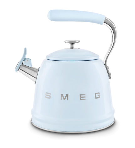Smeg 50's STYLE Theepot WKF01PB in pastel pink with 2.3L capacity, designed for tea brewing and kitchen use.