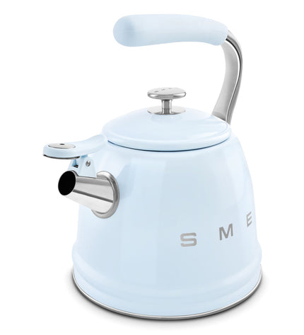 Smeg 50’s STYLE teapot WKF01PB in pastel blue with 2.3L capacity, designed for home brewing and tea preparation.