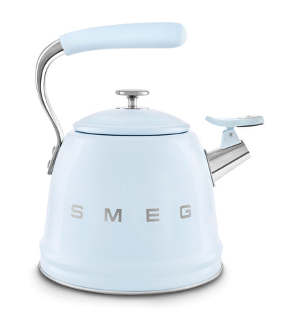 Smeg 50's STYLE WKF01PB tea kettle in pink with 2.3-liter capacity, stylish design for home kitchen and tea brewing.