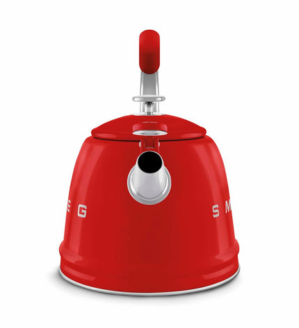 Smeg 50's STYLE WKF01RD teapot in red with a 2.3L capacity, perfect for brewing tea in a stylish kitchen setting.