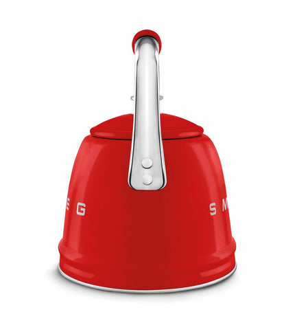 Smeg 50's Style WKF01RD teapot in red with 2.3L capacity, classic retro design for brewing tea or hot water.
