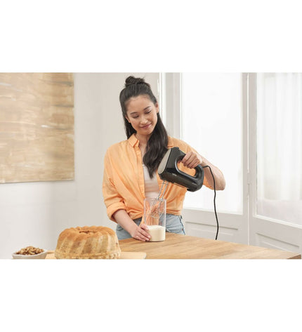 Black Braun HM2110BK blender and dough mixer with 500W power, compact kitchen appliance for mixing and blending.