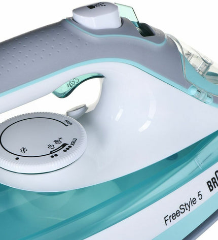 Braun SI 5017 GR steam iron with 2700W power and ergonomic handle, suitable for home ironing and fabric care.