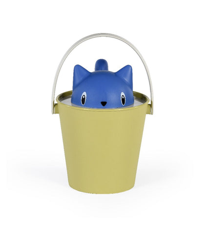 Blue United Pets 2kg cat food jerrycan with secure lid and clear label, designed for storing and feeding pet animals.