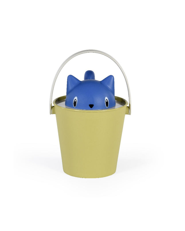 Blue United Pets 2kg cat food jerrycan with secure lid and clear label, designed for storing and feeding pet animals.
