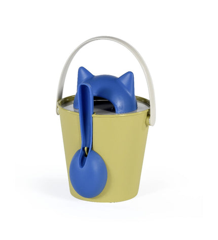 Blue United Pets 2 kg cat food jerrycan for storing pet food with a secure lid, ideal for keeping feline feed fresh.