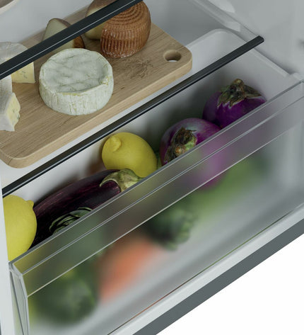 White Candy Mini-koelkast CNOQ2S58EX with 114L capacity, compact design, and adjustable shelves for home kitchen use.