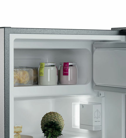 Candy Mini-koelkast CNOQ2S58EX in wit, 114L capacity, compact design, suitable for kitchen or home use with adjustable shelves.