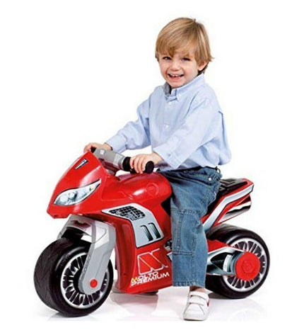 Moltó red 18+ months kids' motocross tricycle toy with sturdy design, suitable for outdoor play and active fun.