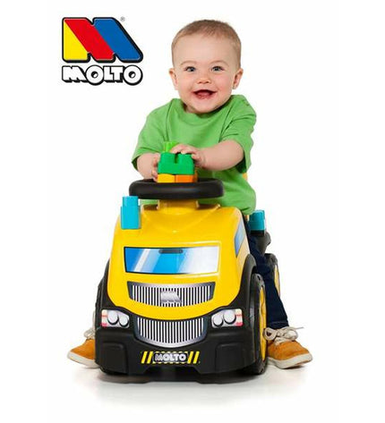Moltó Driewieler Trucks and Blocks toy bike with colorful truck and block accessories, 89 cm long for outdoor play.