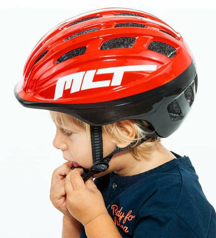 Red Moltó Kinder fietshelm with ventilation and adjustable straps, designed for cycling and outdoor sports for kids.