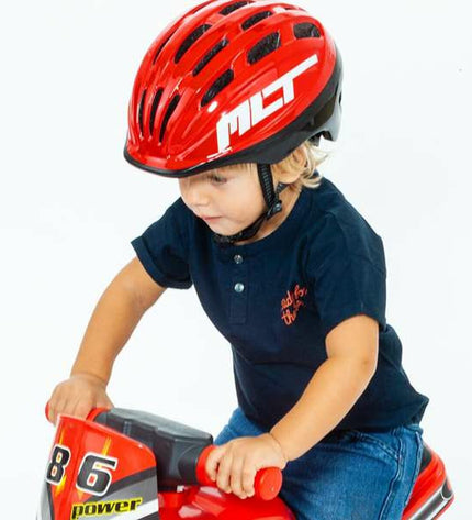 Red Moltó Kinder fietshelm designed for sport and outdoor cycling, with adjustable straps and ventilation for kids.