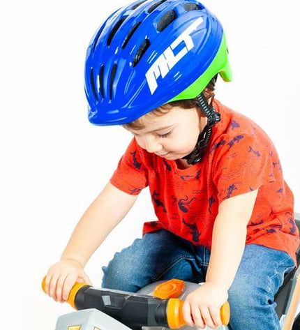 Blue Moltó Kinder bicycle helmet for kids, size 48-53 cm, designed for sports and outdoor cycling, with ventilation and secure fit.