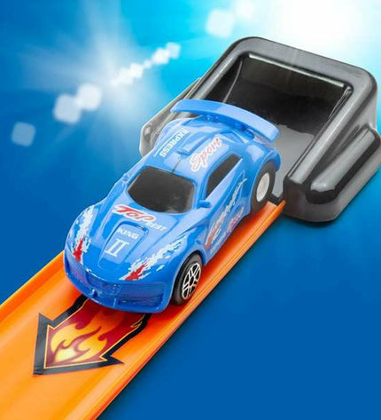 Two Moltó Racebaan Moltó Parking Ultimate toy cars on a colorful track with racing features.