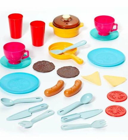 Moltó speelgoedkeuken with colorful plastic play stove, sink, and utensils for imaginative pretend cooking activities.