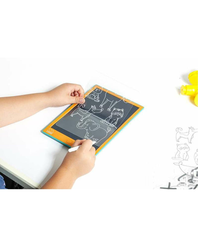 Magnetisch bord Moltó for creative activities, featuring colorful magnetic pieces on a white board for kids' educational play.