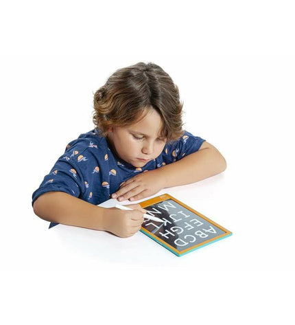 Magnetisch bord Moltó for creative activities with colorful magnetic pieces on a white background.