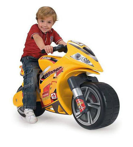 Injusa Loopmotor yellow toy vehicle with 99 x 46 x 61 cm dimensions, designed for outdoor play and sports activities.
