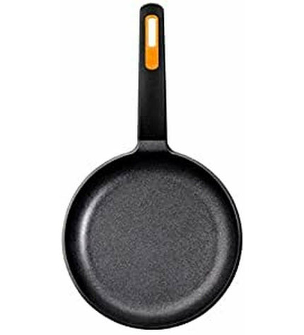 Black BRA Efficient Plus 22 cm aluminum frying pan, ideal for home cooking, shown with a non-stick surface and ergonomic handle.